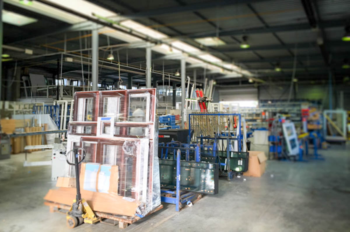 Atelier de fabrication des menuiseries sur mesure du groupe IRIS Fenêtres