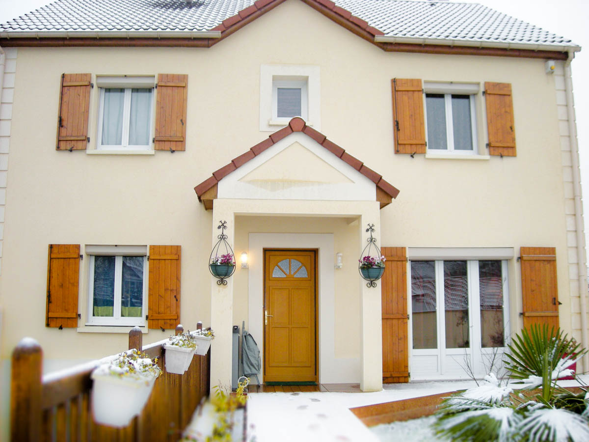 Maison individuelle équipée de fenêtres blanches et d'une porte d'entrée IRIS Fenêtres
