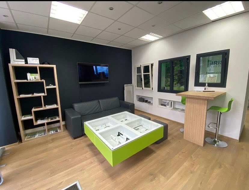 Showroom IRIS Fenêtres : espace conseil et échantillons de menuiseries